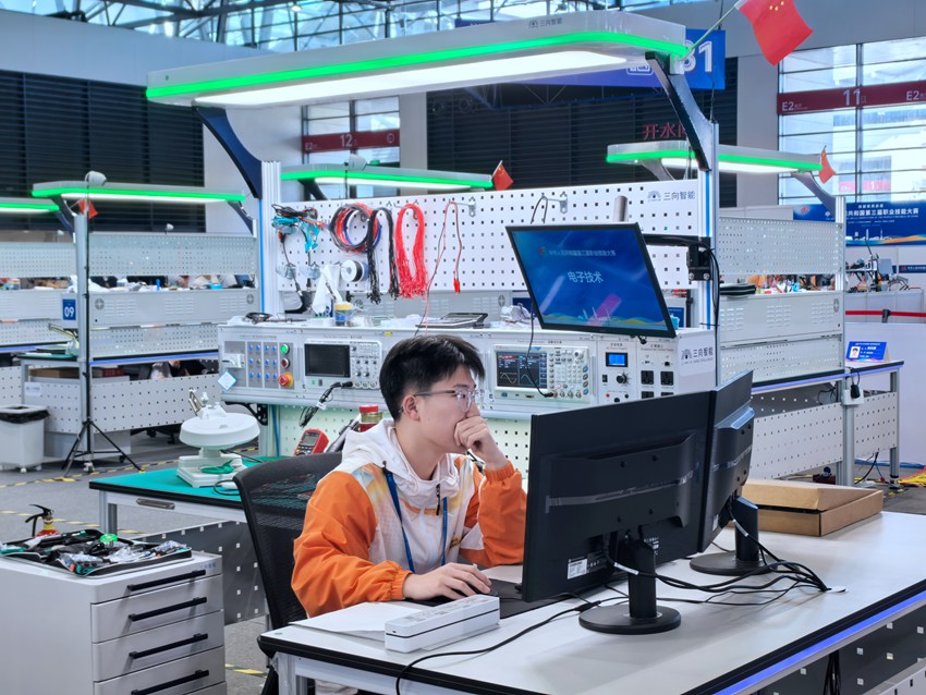 電子技術項目比賽過程中，參賽選手不僅需要利用其知識與經驗來設計電路或編寫嵌入式程序代碼，還必須通過精湛的操作技巧來滿足行業或國際標準的工藝規范。人民網記者 王海躍攝