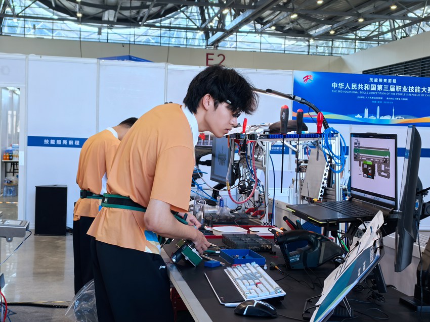 機電一體化比賽中，參賽選手正在進行自動化生產線的設計、安裝、編程、調試、系統優化、故障分析與修復等。人民網記者 王海躍攝