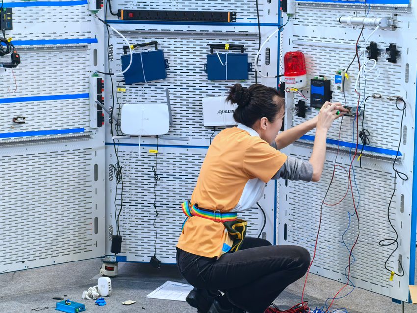 物聯網安裝調試比賽緊張進行中。參賽選手利用專用工具和檢測儀器，安裝、配置、調試物聯網設備、通過云平臺實現控制策略實現。人民網記者 王海躍攝