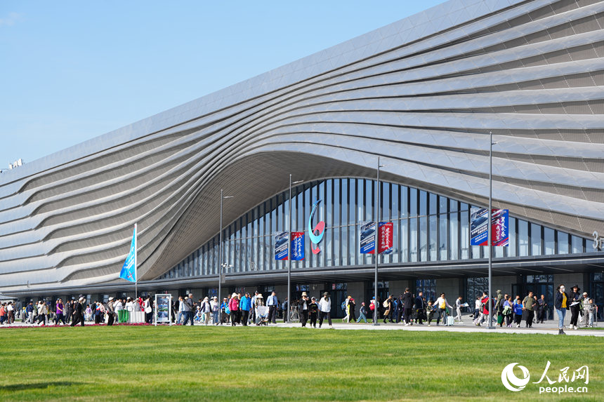 2025年空軍航空開放活動和長春航空展迎來首個公眾日。人民網記者 李洋攝