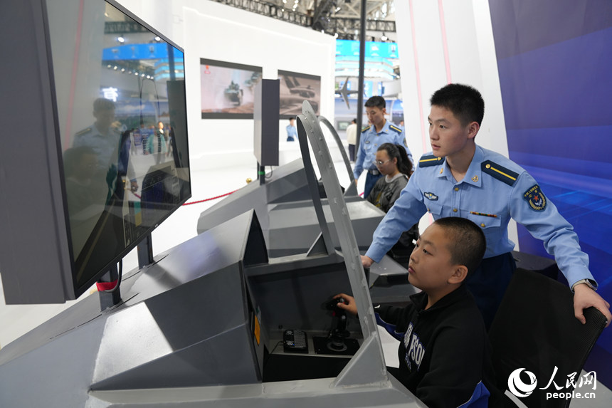 2025年空軍航空開放活動和長春航空展迎來首個公眾日。人民網記者 李洋攝