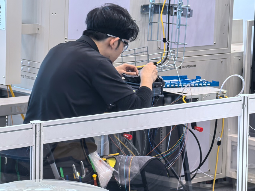 信息網(wǎng)絡(luò)布線項(xiàng)目比賽中，參賽選手進(jìn)行線纜敷設(shè)、連接及相關(guān)基礎(chǔ)設(shè)施安裝配置的施工。人民網(wǎng)記者 王海躍攝