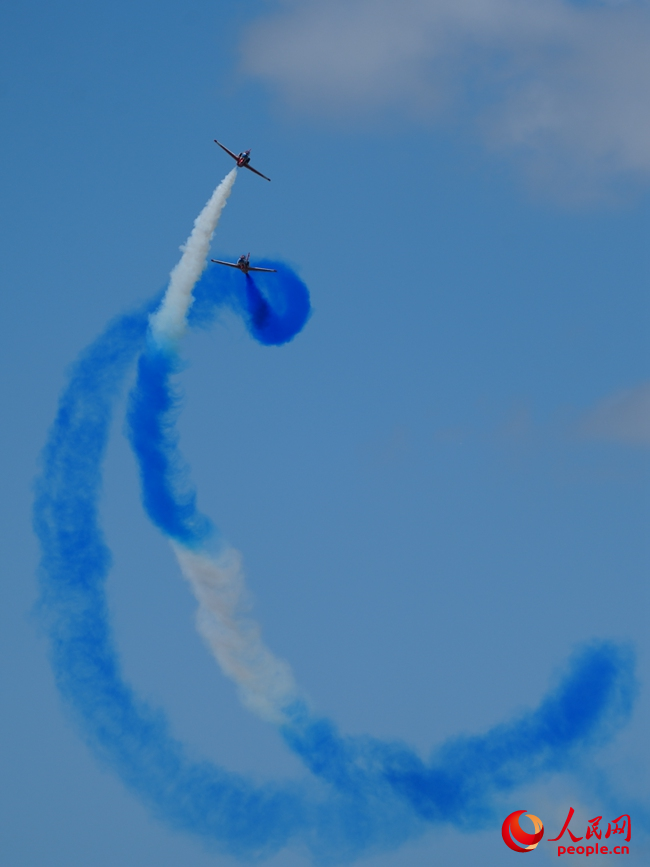 2025年空軍航空開放活動和長春航空展上“紅鷹”飛行表演隊炫舞藍(lán)天。人民網(wǎng)記者 李洋