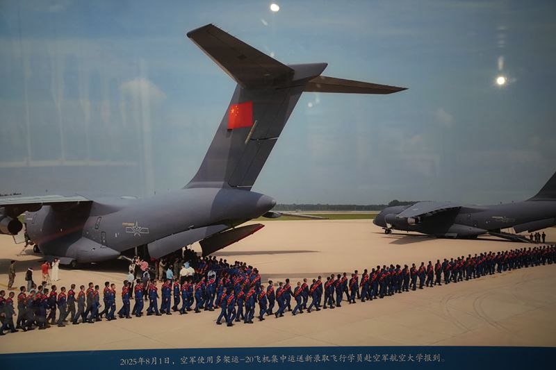 吉林省近現(xiàn)代史展“中國人民航空事業(yè)的搖籃”展區(qū)展示的照片。人民網(wǎng)記者 李洋攝