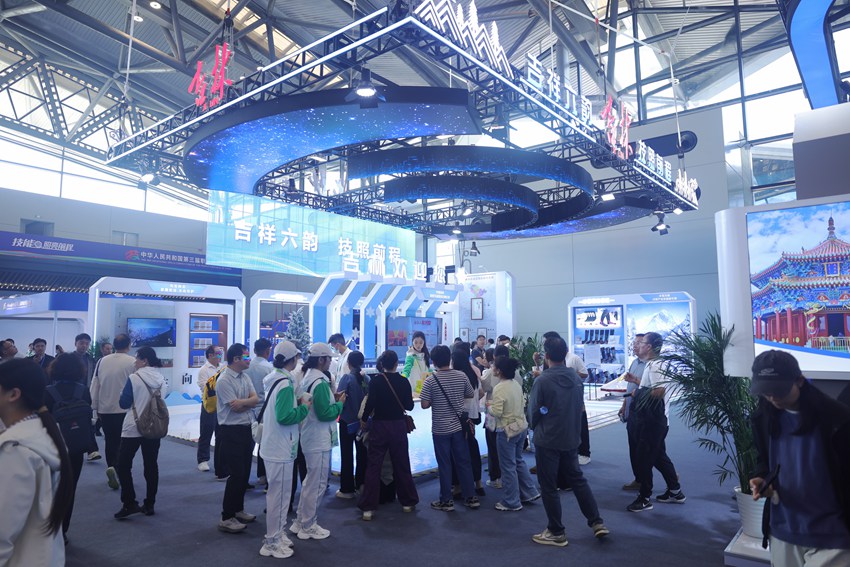 第三屆全國技能大賽國家成果展吉林省展示交流區(qū)人頭攢動(dòng)。人民網(wǎng)記者 王海躍攝