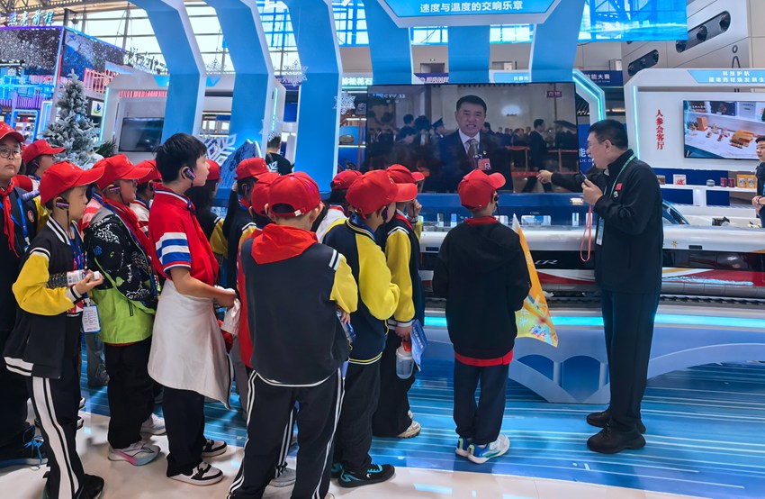 研學(xué)團(tuán)隊(duì)在吉林“智造”的高鐵模型前駐足。樊世才攝