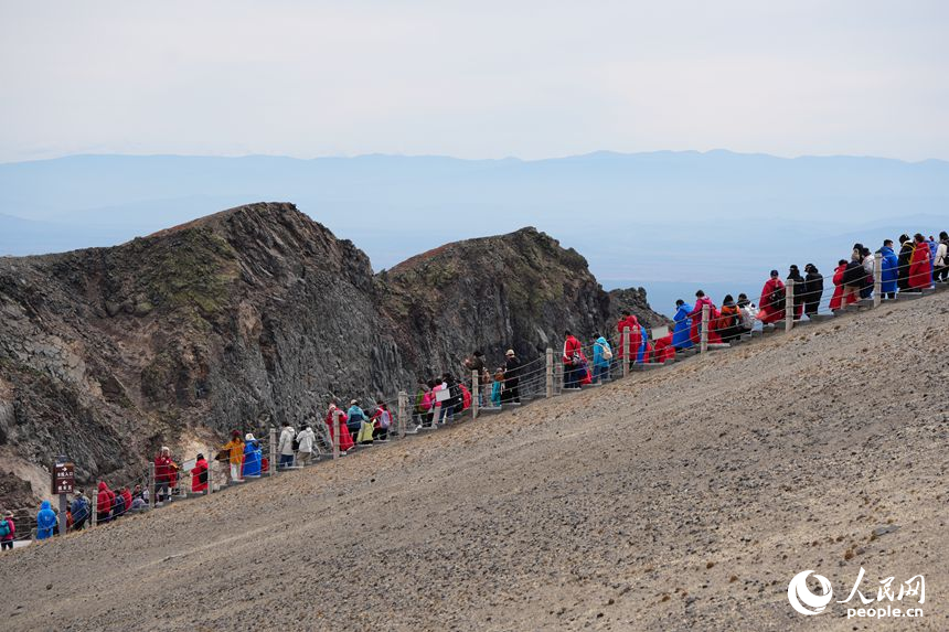 9月22日，游客在長白山天池主峰欣賞秋日美景。人民網記者 李洋攝
