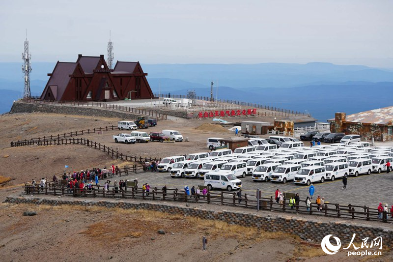 游客在長白山主峰換乘。人民網記者 李洋攝