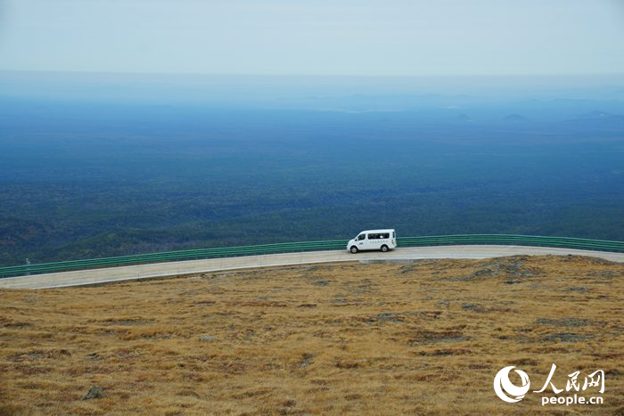 通往長白山天池的公路上，遠眺是茫茫的長白林海。人民網記者 李洋攝