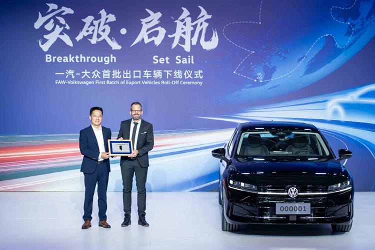 中國一汽副總經理兼一汽—大眾總經理陳彬與大眾汽車品牌中東總經理Matthias Ziegler交付車輛鑰匙