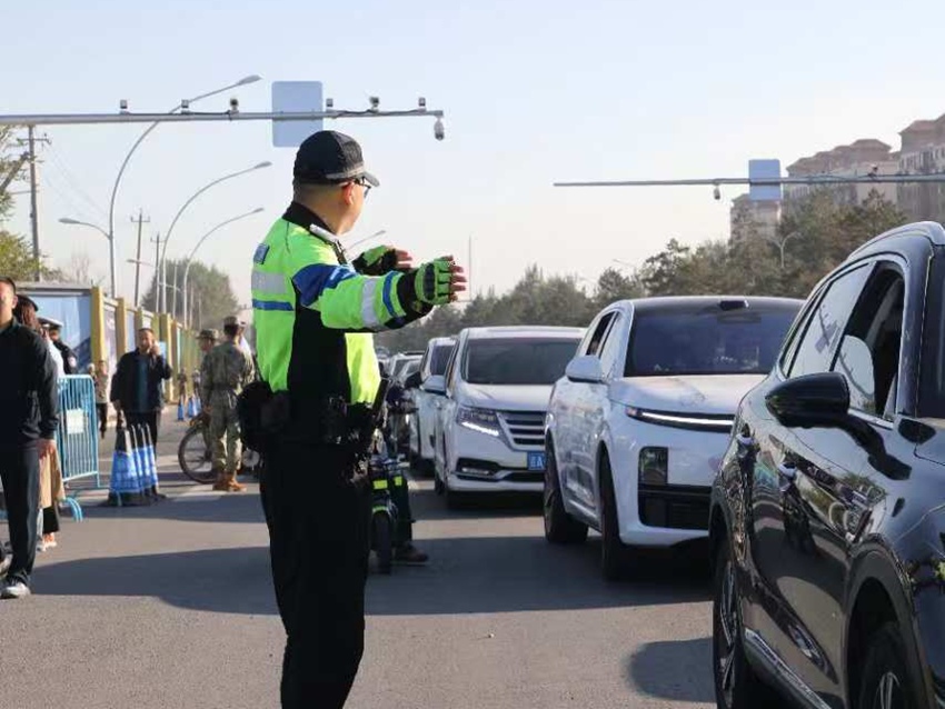 交警正在引導(dǎo)觀展車輛通行。長春市公安局交通管理支隊(duì)供圖
