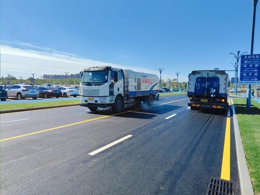 環(huán)衛(wèi)車輛正在對(duì)航展周邊路面進(jìn)行清潔。長春市城市管理局供圖