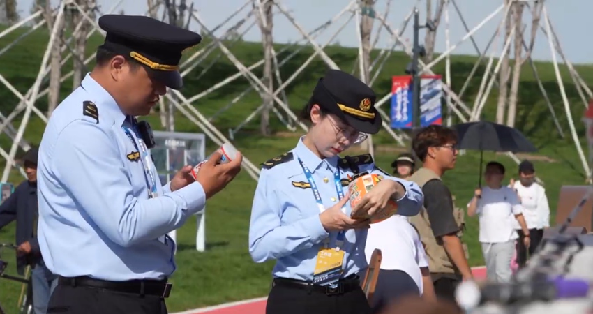 長春市市場(chǎng)監(jiān)管局對(duì)展區(qū)內(nèi)餐飲單位的食品原材料進(jìn)料進(jìn)行全程保障監(jiān)管。長春市市場(chǎng)監(jiān)管局供圖