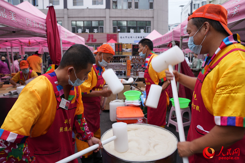 早市里正在制作的朝鮮族傳統美食打糕。人民網記者 李洋攝