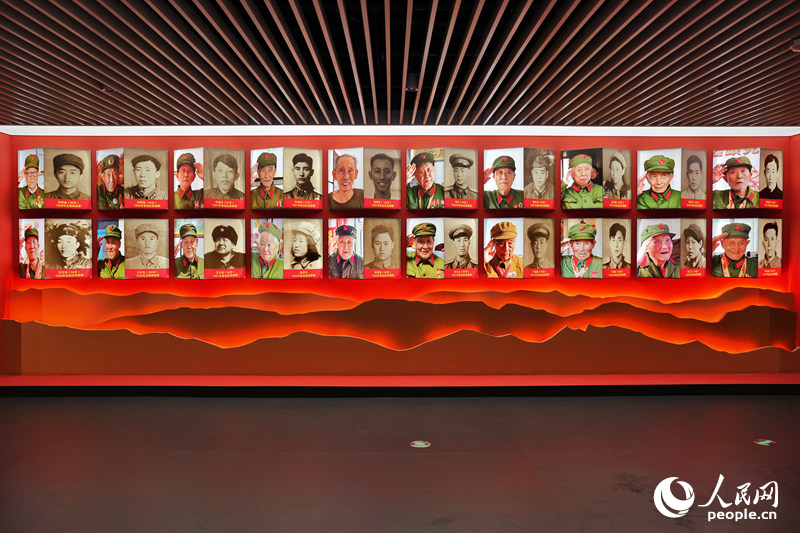 抗美援朝老兵照片墻。人民網記者 李洋攝
