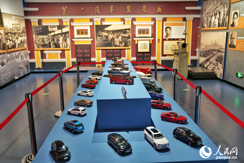 在吉林省近現代史展覽“搖籃風采”展區，展示著中國一汽生產的各式汽車模型。人民網記者 李洋攝