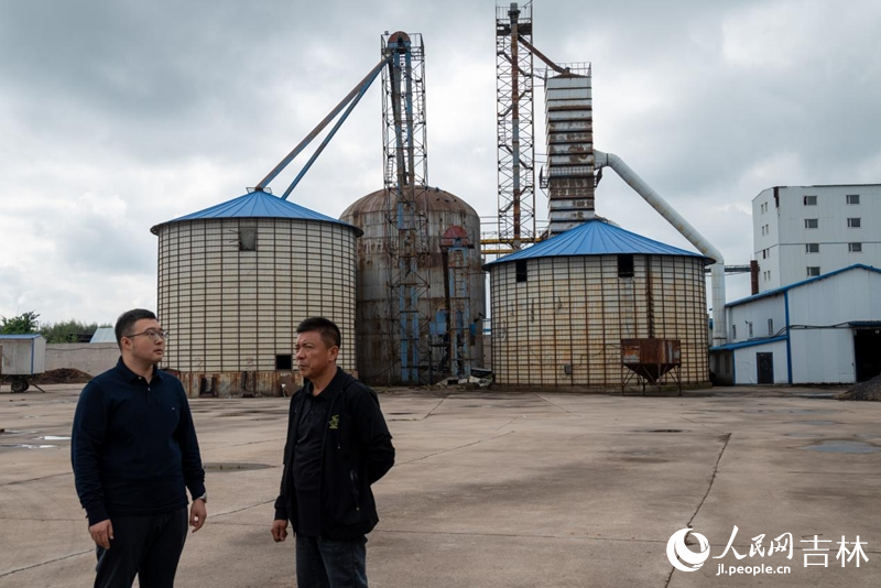 農行工作人員向豐谷糧食加工了解經營狀況。