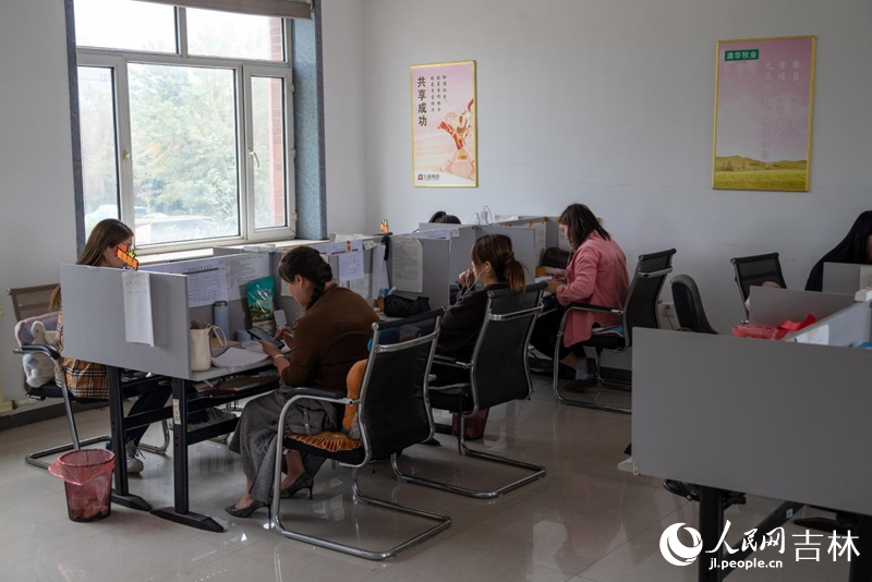 新億牧業的電商辦公室。