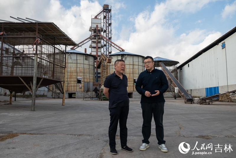 農行工作人員向葆禾農業介紹貸款業務。