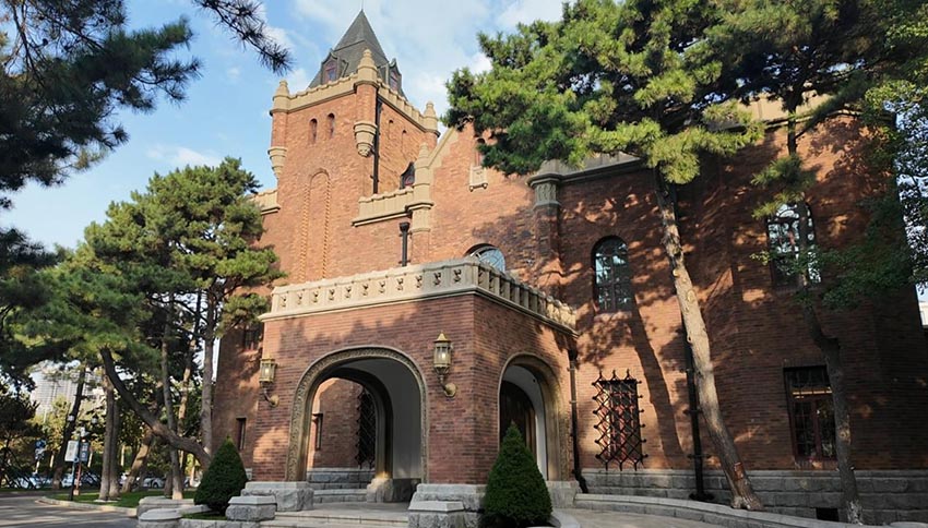 這座隱于松苑賓館綠蔭深處的紅褐色建筑就是侵華日軍關(guān)東軍司令官的官邸舊址。