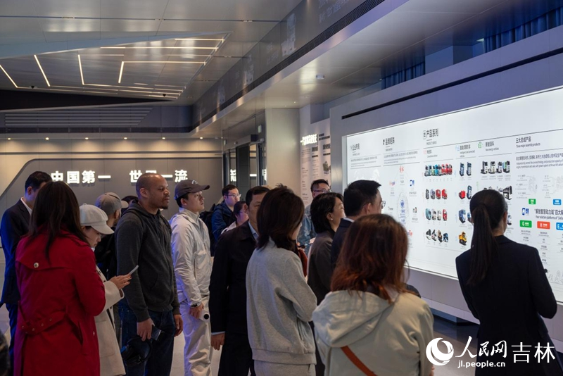 “感知幸福中國行”參訪團參觀一汽解放。實習生 王思皓攝