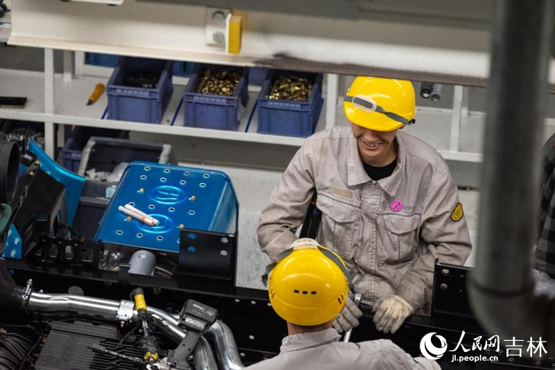 一汽解放J7整車智能工廠的工人正在工作。實習生 王思皓攝