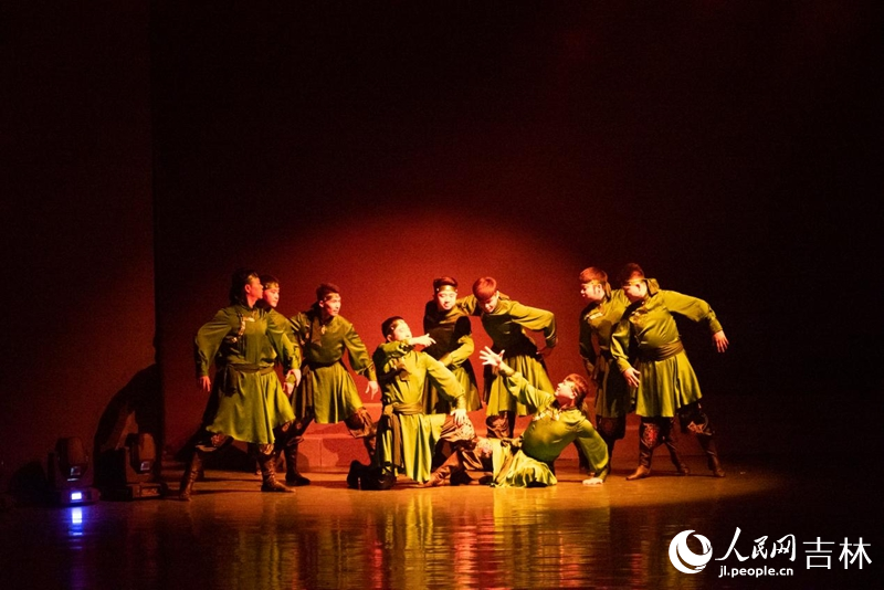 蒙古族舞蹈《醉美草原》。實習生 王思皓攝