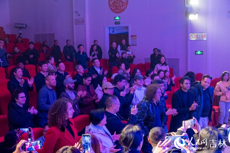 “感知幸福中國行”參訪團全體起立鼓掌。實習生 王思皓攝