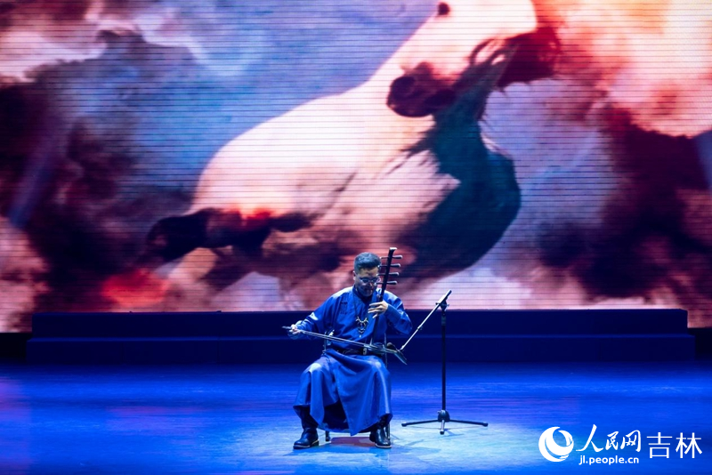 蒙古族四胡獨奏《牧馬青年》。實習生 王思皓攝