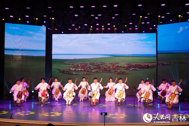 蒙古族馬頭琴齊奏《萬馬奔騰》。實習生 王思皓攝