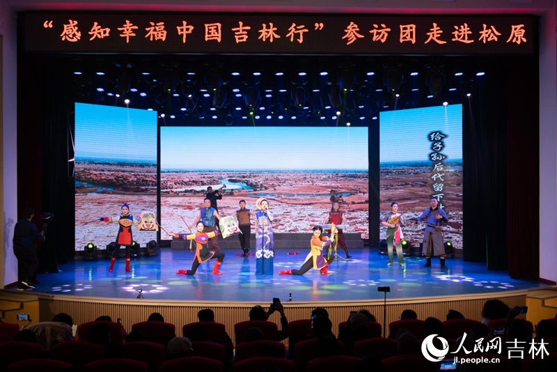 歌曲合唱《郭爾羅斯有條河》。實習生 王思皓攝