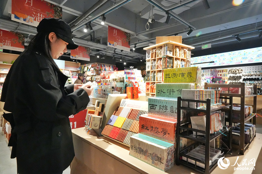 游客在長春“這有山”文旅小鎮的山里書院閱讀。人民網記者 李洋攝