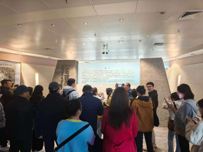 “感知幸福中國行”參訪團正參觀集安博物館。實習生 王思皓攝