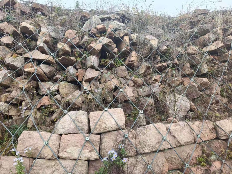 丸都山城交錯的石墻。實習生 王思皓攝