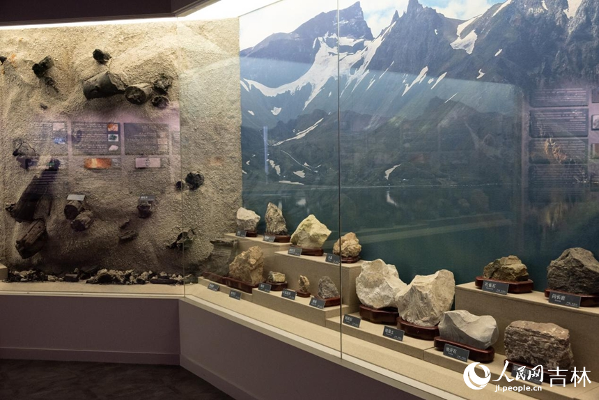 長白山自然博物館內礦石展品。實習生 王思皓攝