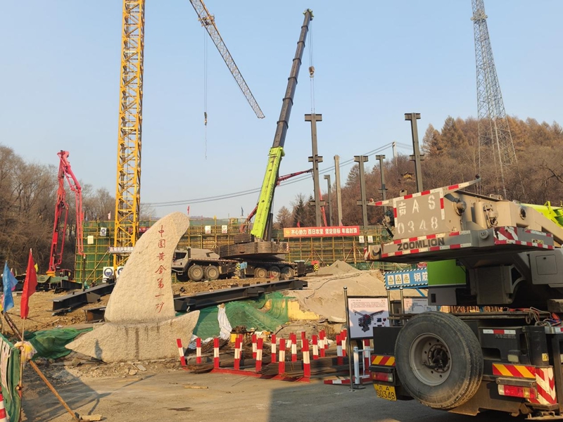 夾皮溝鎮寶戲臺金谷景區施工現場。實習生 王思皓攝