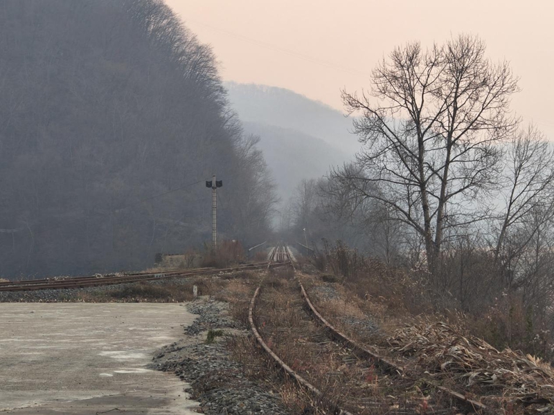 紅石湖氫能觀光列車預設軌道。實習生 王思皓攝