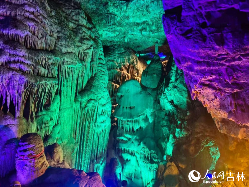 官馬溶洞內鐘乳石景觀。 實習生 王思皓攝