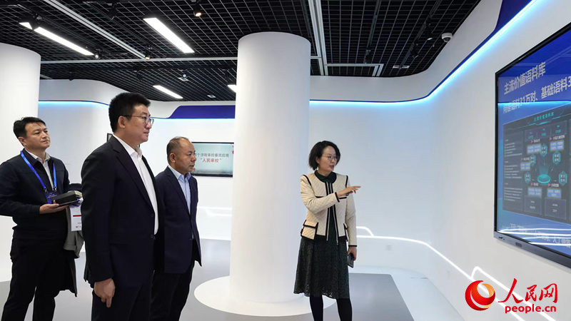 與會嘉賓參觀人民日報社傳播內容認知全國重點實驗室。人民網記者 李成偉攝