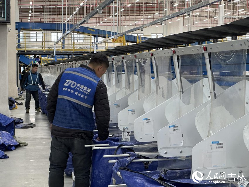 工人們在自動化設備前有序作業。人民網記者 李思玥攝