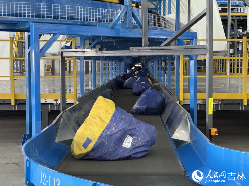 分揀車間內，一件件包裹在傳送帶上有序流動。人民網記者 李思玥攝