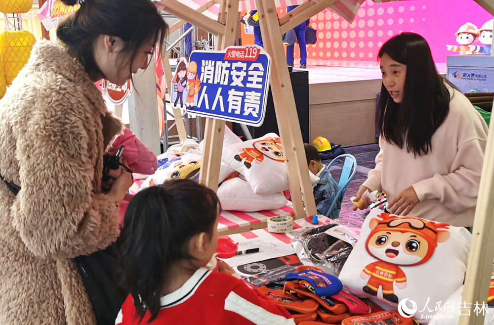 11月9日,參與活動的市民通過集齊6枚活動印章兌換消防小禮物。人民網記者 王帝元攝