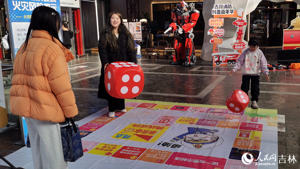 11月9日,大、小朋友參與游戲。人民網記者 王帝元攝