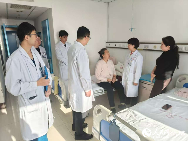 李曉東正在檢查患者術后恢復情況。實習生 王思皓攝