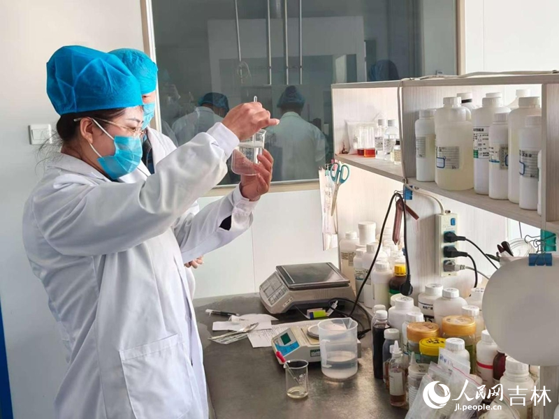 鄭玲玲正在進行實驗。 實習生 王思皓攝