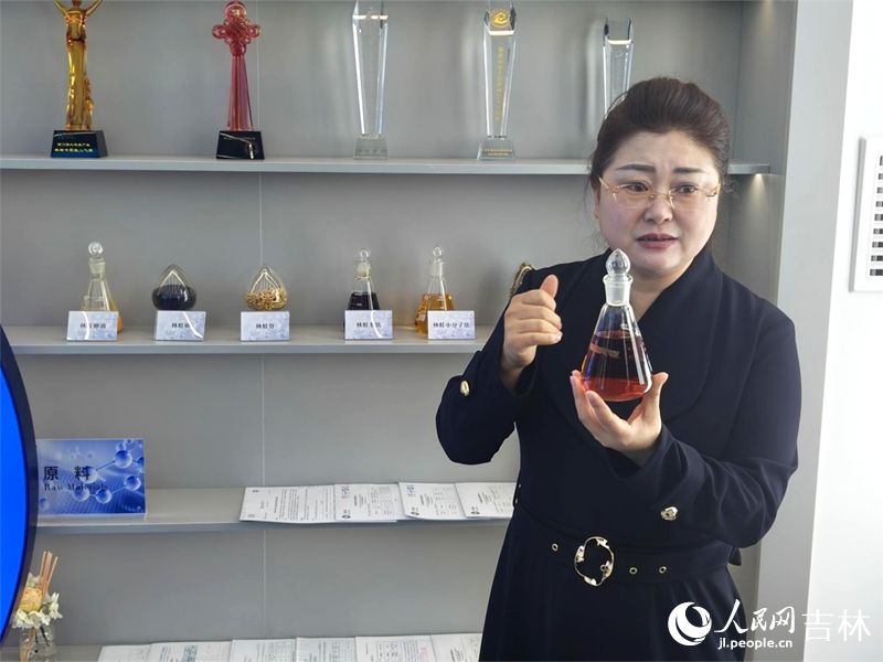 鄭玲玲正在介紹“林蛙抗菌肽”的原料。 實習生 王思皓攝