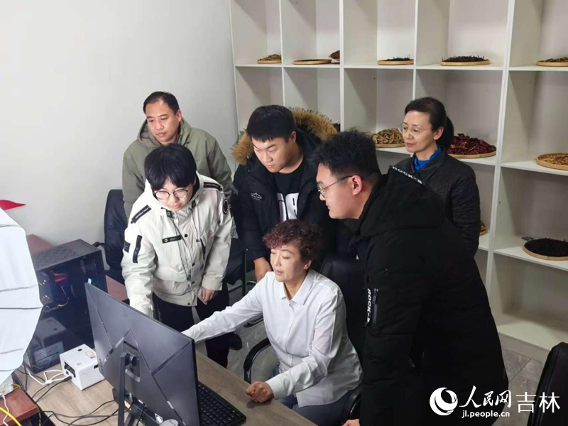 李巍巍正在指導工作。 實習生 王思皓攝