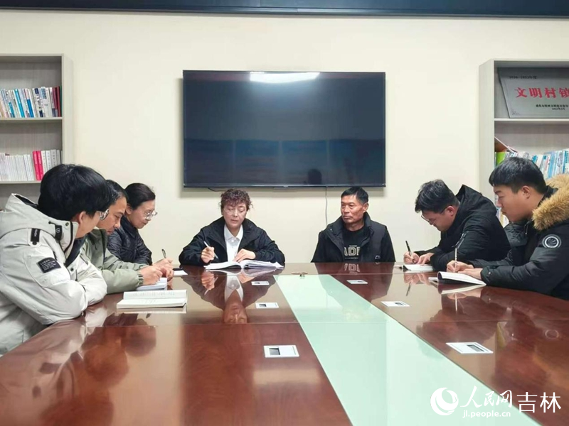 李巍巍正在開會。 實習生 王思皓攝