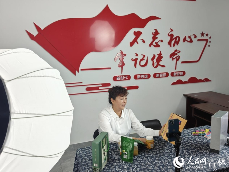 李巍巍正在開展助農直播。 實習生 王思皓攝