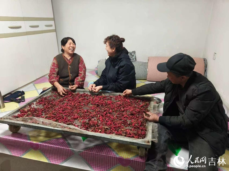 李巍巍正在村民家走訪。 實習生 王思皓攝